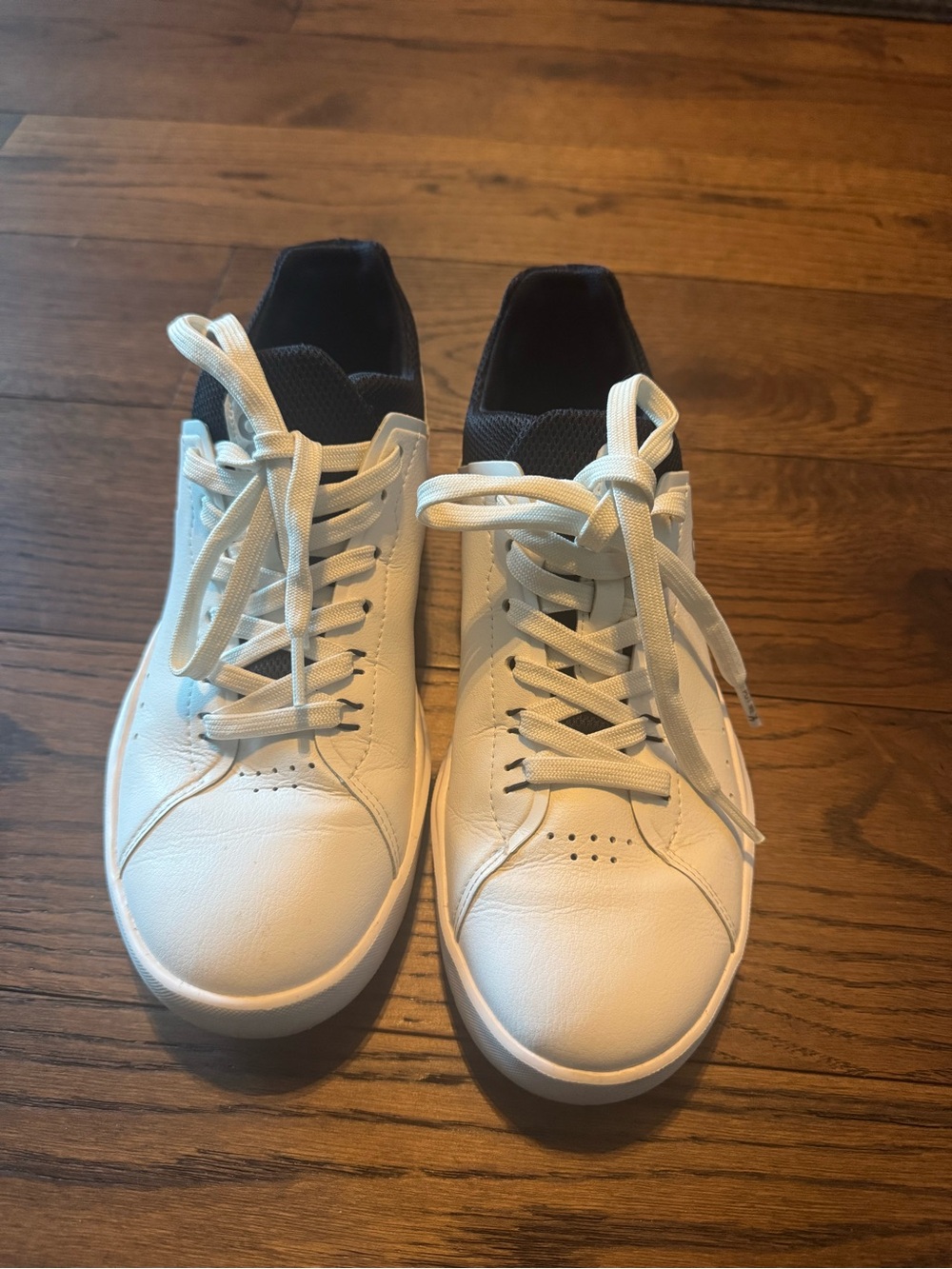 Women’s On Running Size 7 White Leather Lace-Up Sneakers